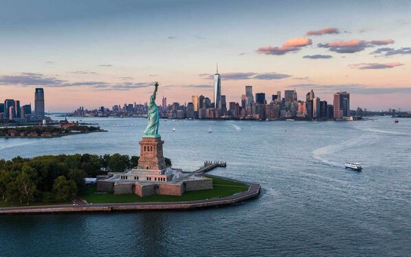La Estatua de la Libertad en la Isla de la Libertad, con vistas al horizonte de la ciudad de Nueva York.