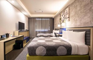 Desk, iron/ironing board, WiFi, bed sheets