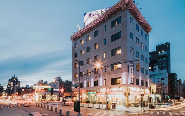 Un hôtel à plusieurs étages, doté d’une architecture classique, et qui se distingue par une grande enseigne portant l’inscription « Hôtel Leon ».