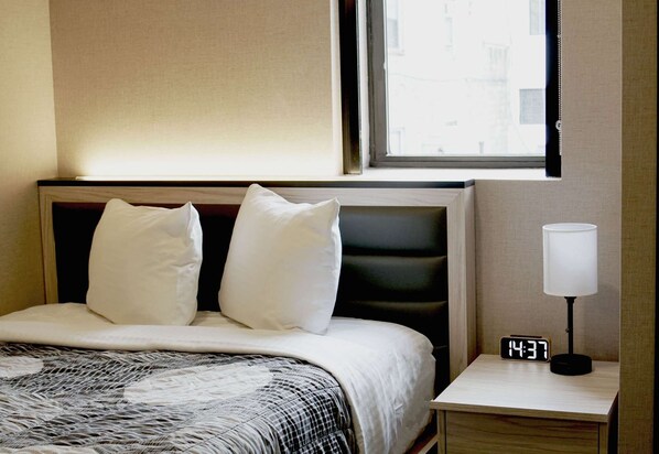 Escritorio, tabla de planchar con plancha, wifi y ropa de cama