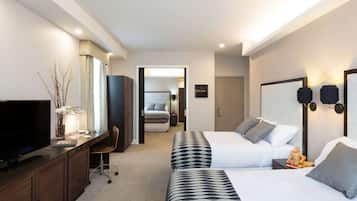 Een bureau, een strijkplank/strijkijzer, wifi, beddengoed