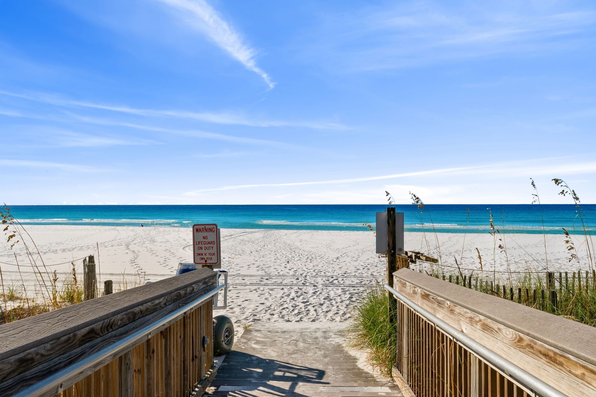 En la playa y camastros 