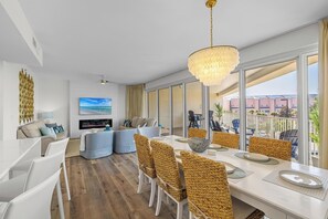 Smart TV, fireplace - Newly Renovated-Luxury-Steps to Beach-Pool-Tikibar-Pickleball-Accessible (Miramar Beach)