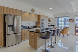 Kühlschrank, Mikrowelle, Herdplatte, Geschirrspüler