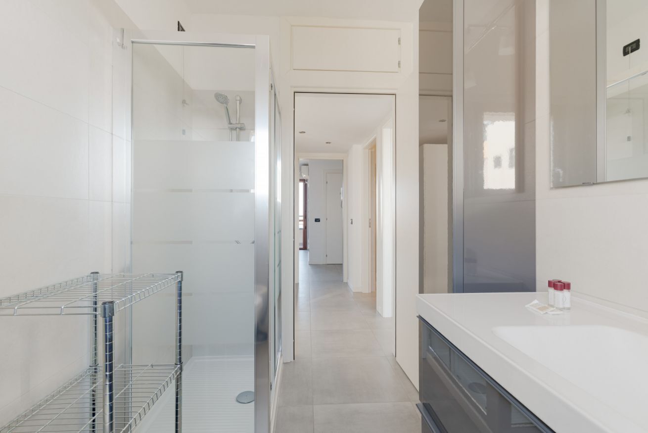 Shower, bidet, towels