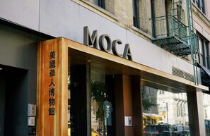 Un bâtiment sur lequel on peut lire l’inscription « MOCa » et des caractères chinois au-dessus de l’entrée.