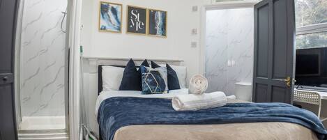 Bureau, fer et planche à repasser, Wi-Fi gratuit, draps fournis