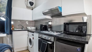Fridge, microwave, oven, stovetop - Spacious Charming Studio in Birmingham (Birmingham)