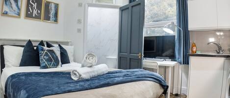 Escrivaninha, ferros/tábuas de passar roupa, Wi-Fi de cortesia