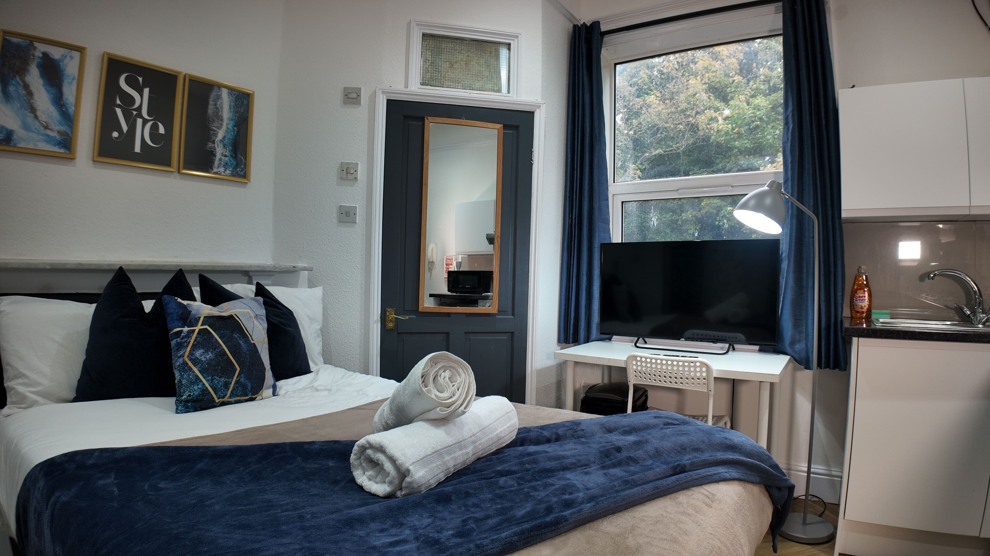 Iron/ironing board, Internet, bed sheets