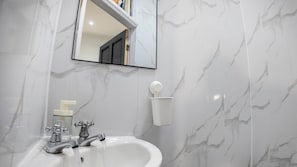Hair dryer, towels, toilet paper - Spacious Charming Studio in Birmingham (Birmingham)