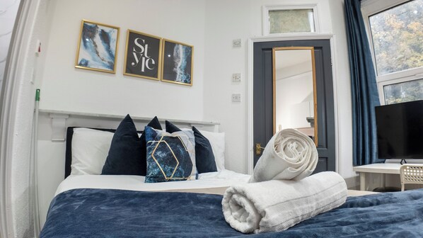 Desk, iron/ironing board, free WiFi, bed sheets - Spacious Charming Studio in Birmingham (Birmingham)