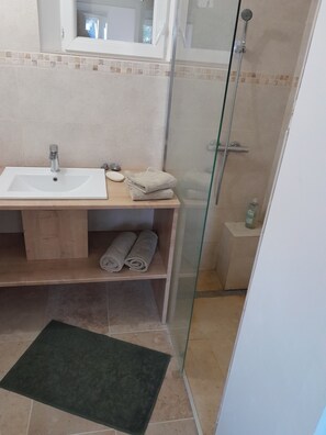 Douche, sèche-cheveux, serviettes fournies, savon