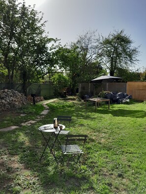 Outdoor dining - Le nouvel Érable, country house a haven of peace and greenery (Chamant)
