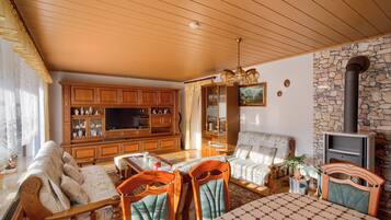 Smart TV, fireplace