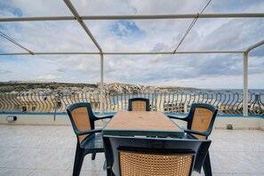 Outdoor dining - Coastal Maisonette with Large Sea-View Terrace (St. Paul`s Bay)