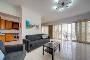 TV - Coastal Maisonette with Large Sea-View Terrace (St. Paul`s Bay)