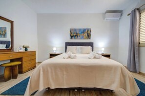 Desk, iron/ironing board, travel cot, WiFi - Coastal Maisonette with Large Sea-View Terrace (St. Paul`s Bay)
