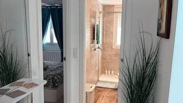 2 dormitorios, tabla de planchar con plancha, wifi y ropa de cama