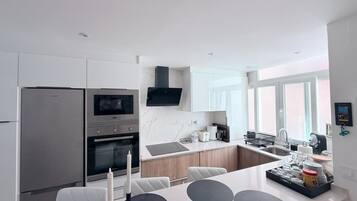 Microondas, horno, placa de cocina y lavavajillas