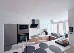 Microwave, oven, stovetop, dishwasher - FANTASTIC APARTMENT, NEWLY RENOVATED (Madrid)