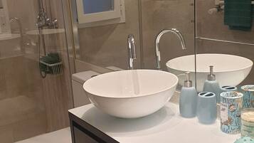 Ducha, secador de pelo, toallas y jabón