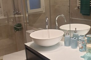 Shower, hair dryer, towels, soap - FANTASTIC APARTMENT, NEWLY RENOVATED (Madrid)