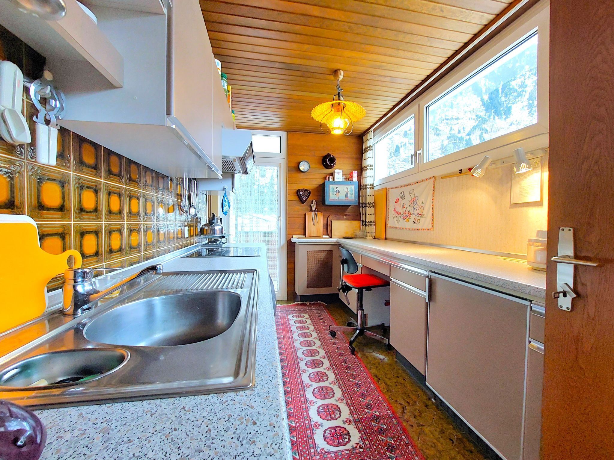 Fridge, oven, dishwasher, cookware/dishes/utensils