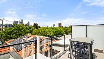 Apartment | Outdoor dining