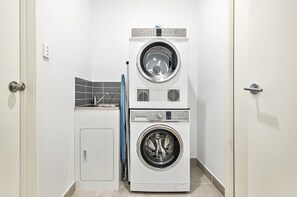 Apartment | Private kitchen - Spacious Tarneit Home With Private Garden (Melbourne)