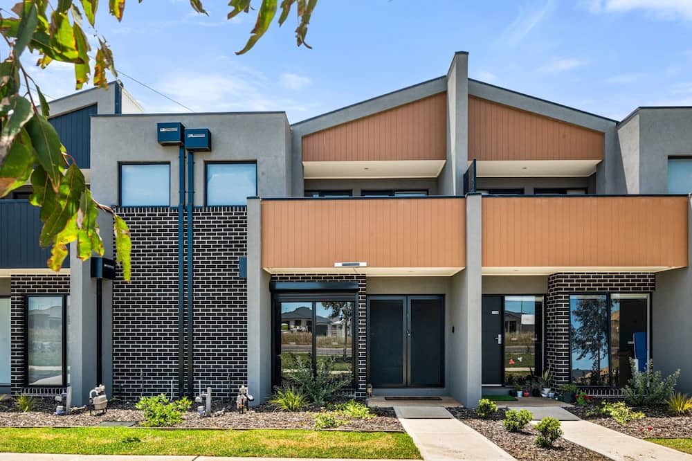 Spacious Tarneit Home With Private Garden - Mount Cottrell
