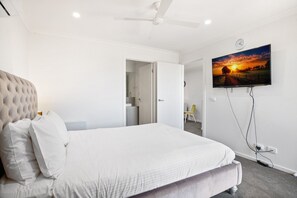 Apartment | 2 bedrooms, bed sheets - Spacious Tarneit Home With Private Garden (Melbourne)