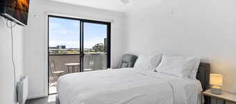 Spacious Tarneit Home With Private Garden