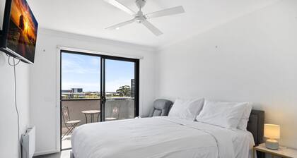 Spacious Tarneit Home With Private Garden