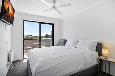 Spacious Tarneit Home With Private Garden