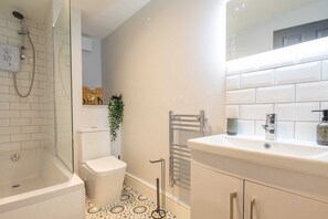 Hair dryer, towels, soap, toilet paper - Cozy 1BedRoom Manchester Apt Sleeps 2 Fast WiFi (Manchester)
