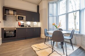 Dining - Cozy 1BedRoom Manchester Apt Sleeps 2 Fast WiFi (Manchester)