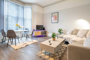 Living area - Cozy 1BedRoom Manchester Apt Sleeps 2 Fast WiFi (Manchester)