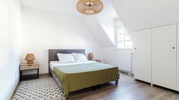 4 bedrooms, laptop workspace, iron/ironing board, bed sheets