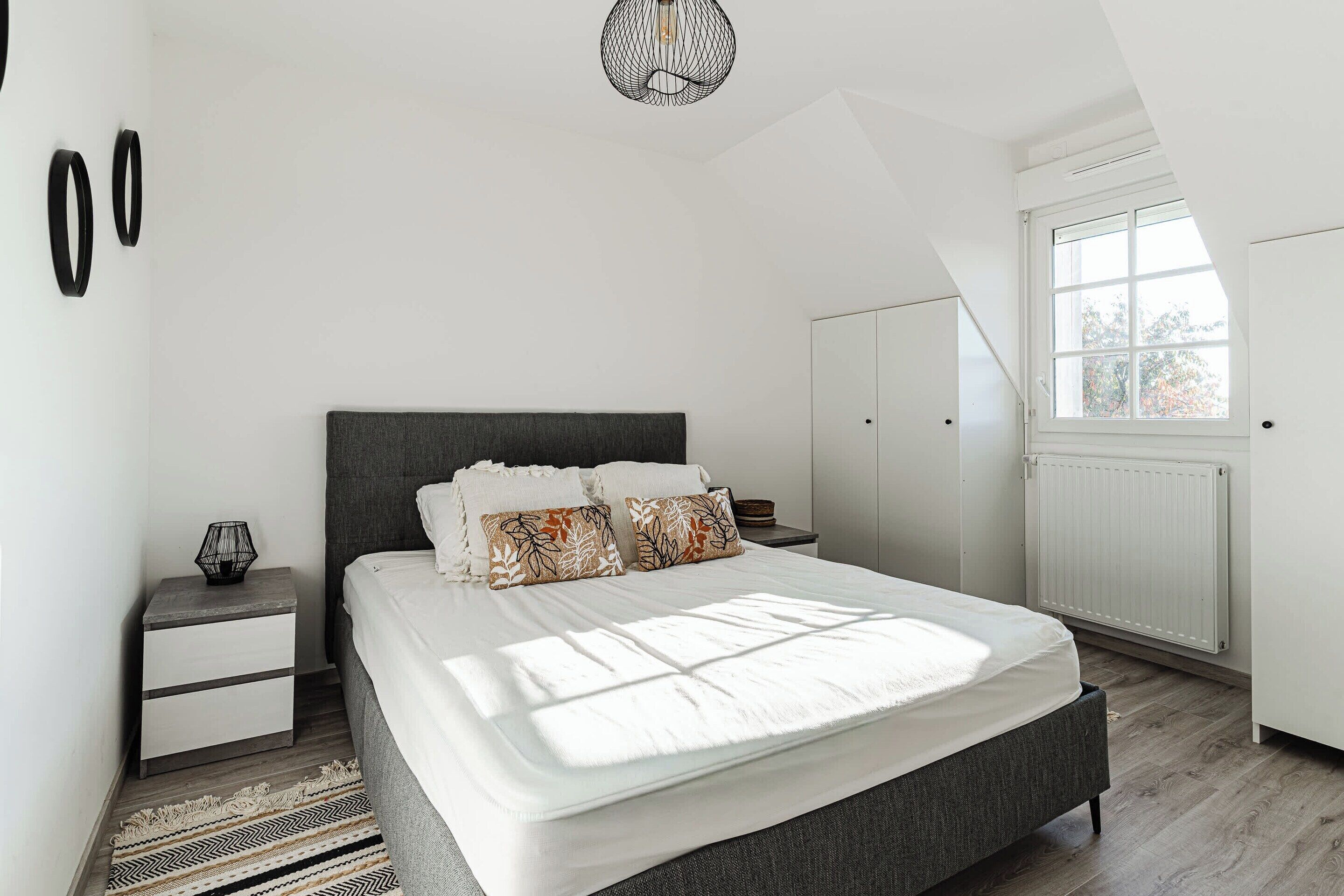 4 bedrooms, laptop workspace, iron/ironing board, bed sheets