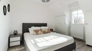 4 bedrooms, laptop workspace, iron/ironing board, bed sheets