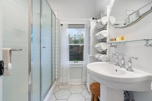 Hair dryer, towels - Historic Bradshaw House! (Jacksonville)