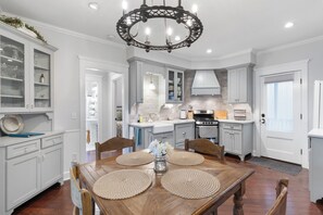 Dining - Historic Bradshaw House! (Jacksonville)