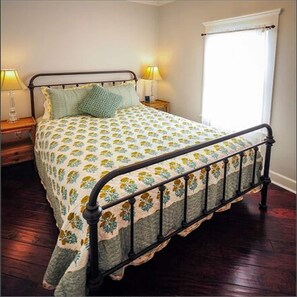 1 bedroom, iron/ironing board, free WiFi, bed sheets - Historic Bradshaw House! (Jacksonville)