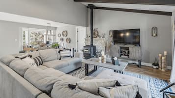 Smart TV, chimenea, videojuegos y oficina