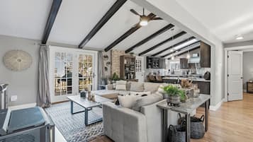 智能電視、壁爐、電子遊戲、 辦公室