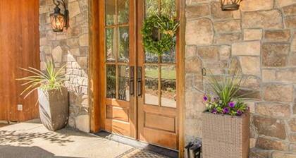 Luxury 5BR mountain-top retreat with private pool, breathtaking views, and total privacy. Sleeps 14 with spacious living areas, gourmet kitchen, and kid-friendly game space. Minutes to Jacksonville, wineries, and Ashland.