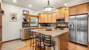 Refrigerador, microondas, horno y parrilla de estufa