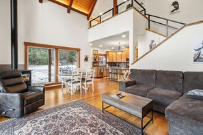 Televisión, chimenea, oficina