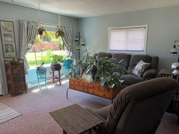 TV, offices - This house is a 3 bedroom(s), 2 bathrooms, located in Coos Bay, OR. (Coos Bay)
